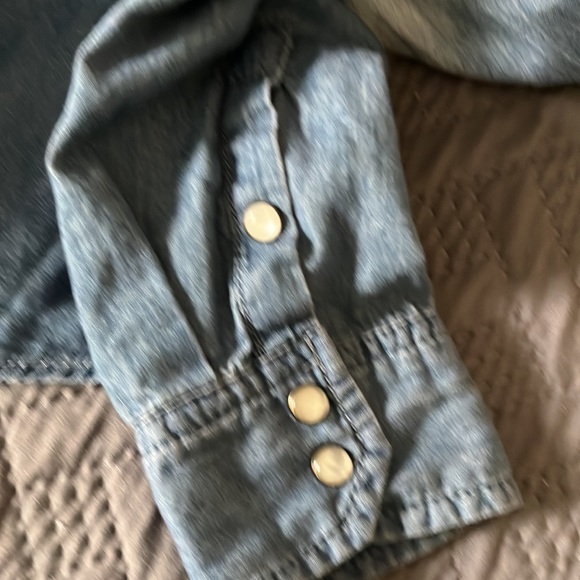 XS soft denim button down in excellent condition - Picture 3 of 6